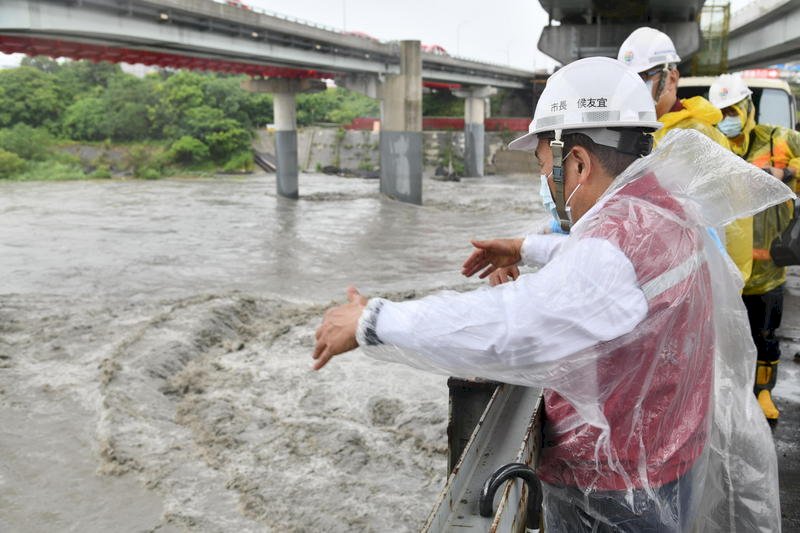Der Bürgermeister von New Taipei informiert sich über die Situation (Foto: CNA)