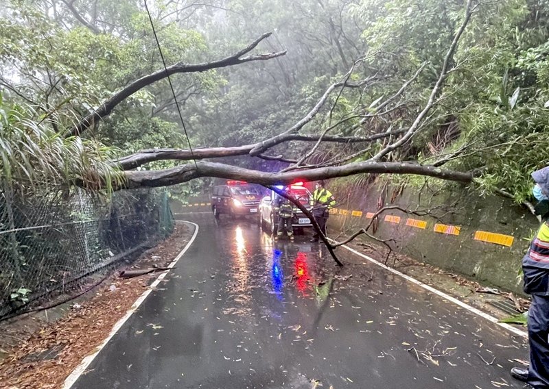 Ausläufer des Taifuns In-fa: In Nordtaiwan waren einiges Straßen blockiert (Foto: CNA)
