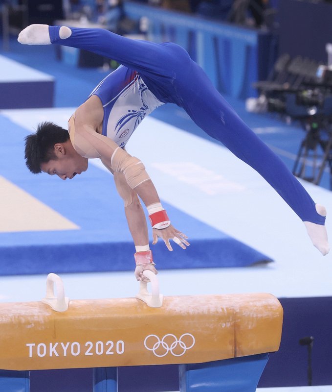 Taiwans Turner Lee Chih-Kai (李智凱) (li) gewinnt die Silbermedaille auf dem Pauschenpferd (Foto: CNA)