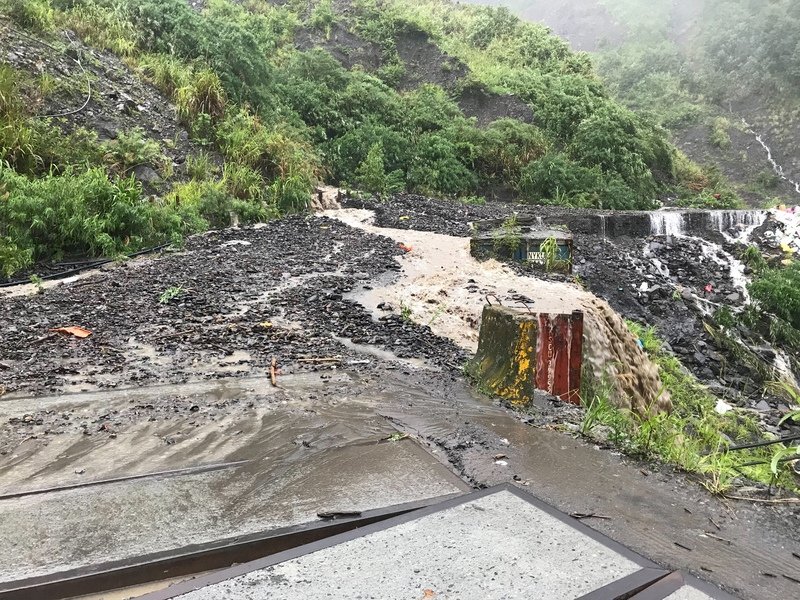Durch den anhaltenden Starkregen blockierter Straßenabschnitt im Landkreis Nantou in Zentraltaiwan (Foto: Kao Cheng-kuan, CNA)