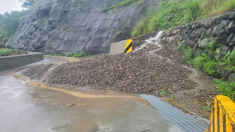 Durch eine Erdrutsch blockierte Bergstraße im Landkreis Pingtung in Südtaiwan (Foto: Privat, CNA)