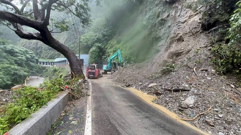 Räumarbeiten an einem durch einen Erdrutsch blockierten Straßenabschitt in Puli in Zentraltaiwan (Foto: Straßenamt, CNA)