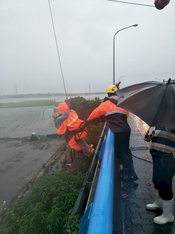 Rettungsaktion: Die Feuerwehr rettet in Südtaiwan einen Menschen aus dem Hochwasser (Foto: Feuerwehr Pingtung, CNA)