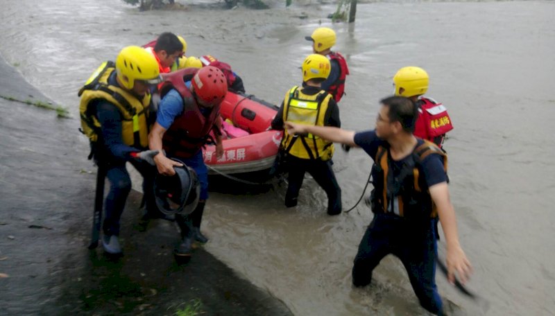 Die Feuerwehr von Pingtung bei einem Rettungseinsatz (Feuerwehr Pingtung, CNA)