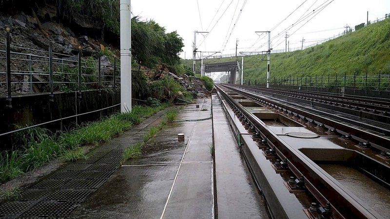 Der Streckenabschnitt zwischen Miaoli und Taichung der Hochgeschwindigkeitsbahn musste wegen eines Erdrutsch- und Steinschlaggefahr gesperrt werden. (Foto: Hochgeschwindigkeitseisenbahn, CNA)