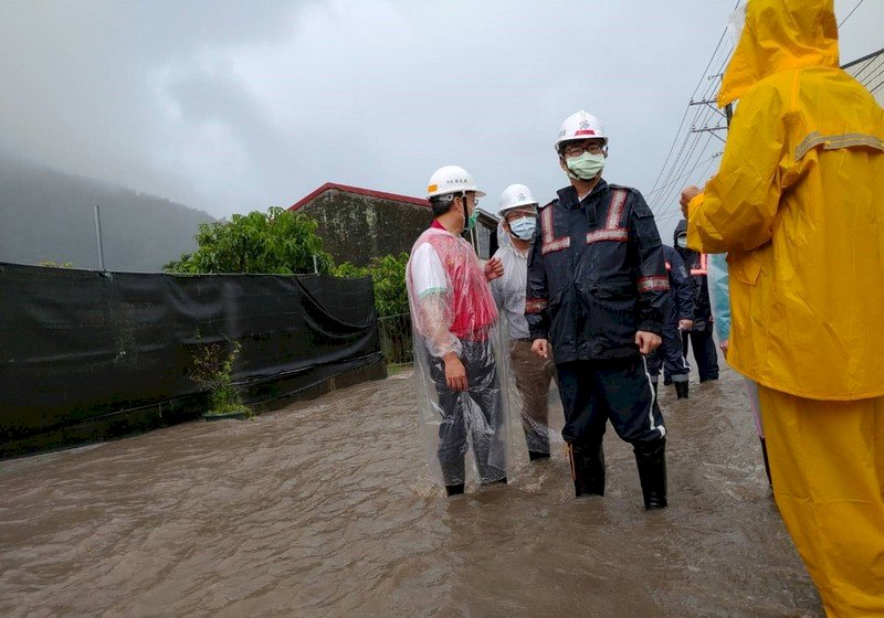 Der Bürgermeister von Kaohsiung, Chen Chi-mai macht sich in einer Bergregion von Kaohsiung vor Ort ein Bild über die Situation (Foto: Stadtregierung Kaohsiung, CNA)