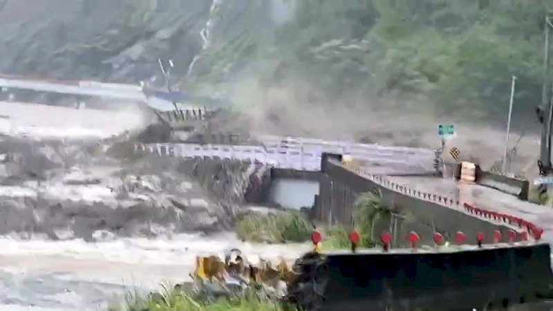 Diese Brücke in der Region Taoyuan in Kaohsiung wurde von den Wassermassen weggerissen (Foto: Privat, CNA)