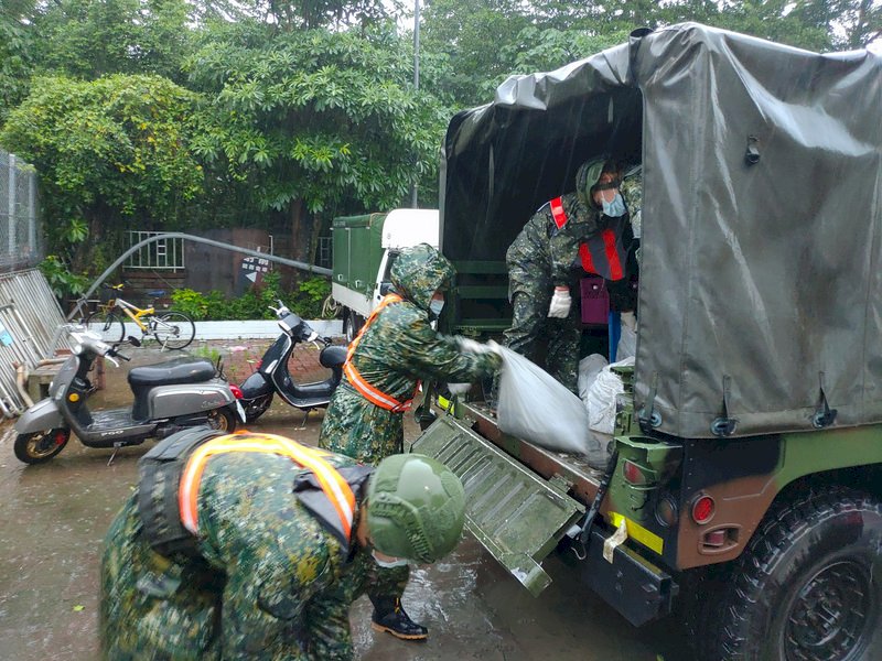 Das Militär hilft bei der Evakuierung Hochwasser- und Erdrutschgefährdeter Orte. In Majia im Landkreis Pingtung fielen innerhalb von drei Tagen mehr als 1000 mm Regen. (Foto: Militär, CNA)