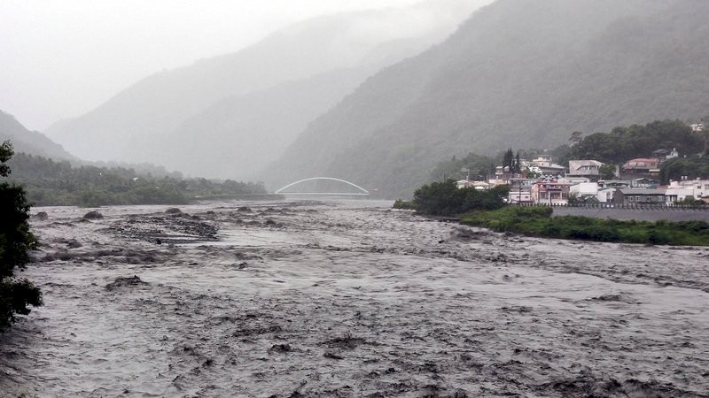 Südwestströmungen verursachen auch in Taitung in Südosttaiwan dauerhaften Starkregen, die Flüsse dort führen Hochwasser (Foto: CNA)