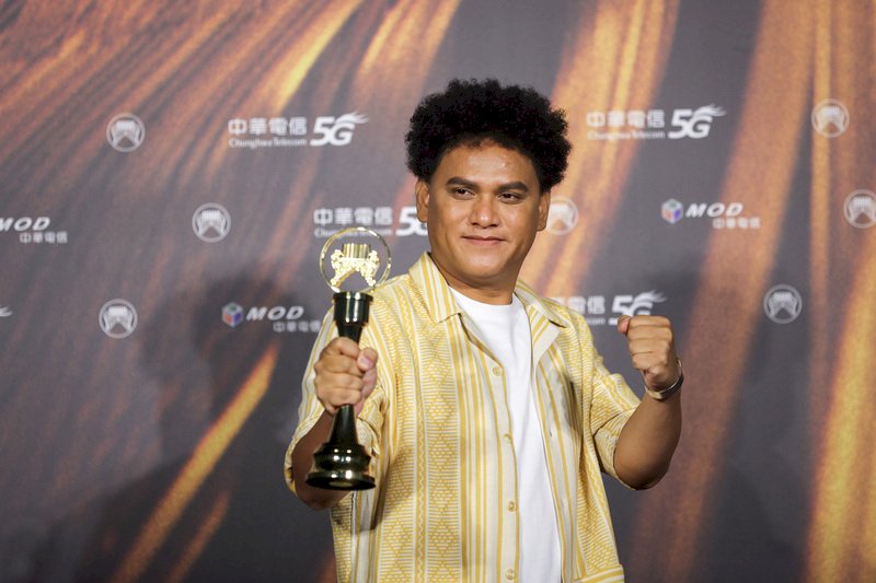 Sangpuy mit seinem Golden Melody Award für den besten Sänger in indigenen Sprachen (Foto: CNA)