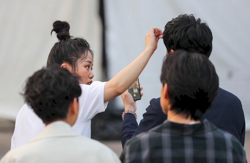 Noch ein wenig Make Up nachtragen vor dem großen Auftritt (Foto: CNA)
