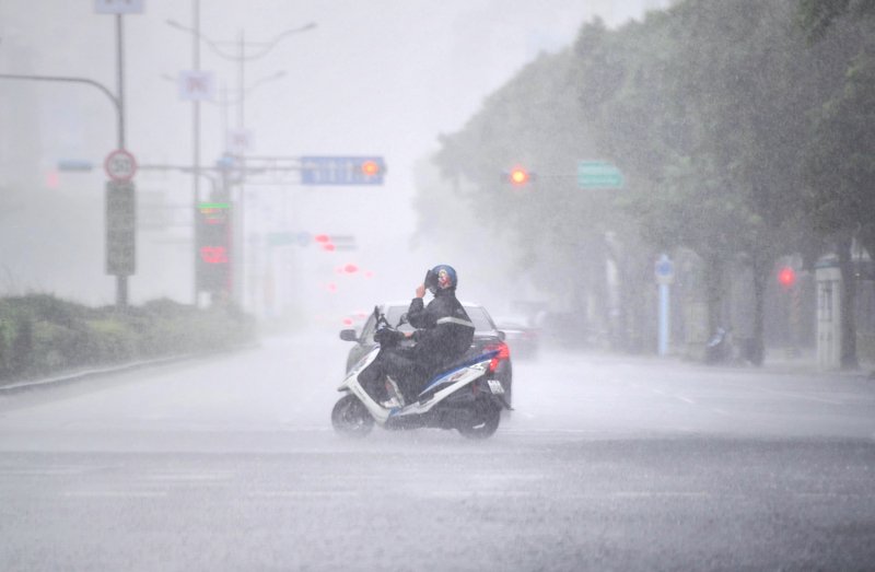 Taifun Chanthu ist am Wochenende vor der Ostküste Taiwans entlang Richtung Norden gezogen. Der Taifun verursachte örtlich Starkregen und Sturmböen (Foto: CNA)