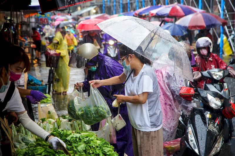 Viele machen wegen Taifun Chanthu noch Einkäufe, wie hier auf einem traditionellen Markt in New Taipei. Taifune führen meist zu einem geringeren Angebot an Gemüse und steigenden Gemüsepreise (Foto: CNA)