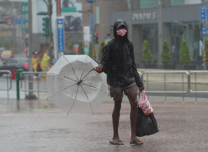 Taifun Chanthu zieht Richtung Norden. Wer heute aus dem Haus geht, muss damit rechnen, nass zu werden. (Foto: CNA)