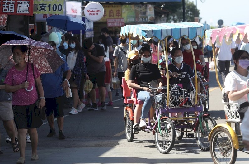 Großer Besucherandrang an der Uferpromenade des Flusses Tamsui in Bali (Foto: CNA)