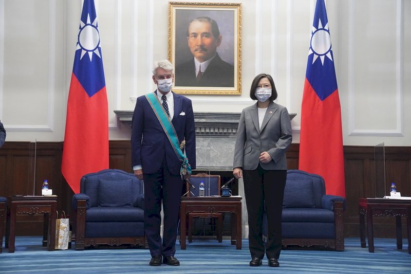 Präsidentin Tsai ehrt französischen Senator mit Qingyun-Orden