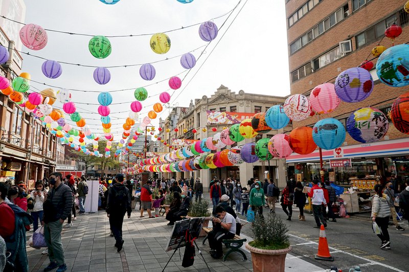 Neujahrsstimmung auf dem Neujahrsmarkt in der Dihua Straße in Taipei (Foto: CNA)