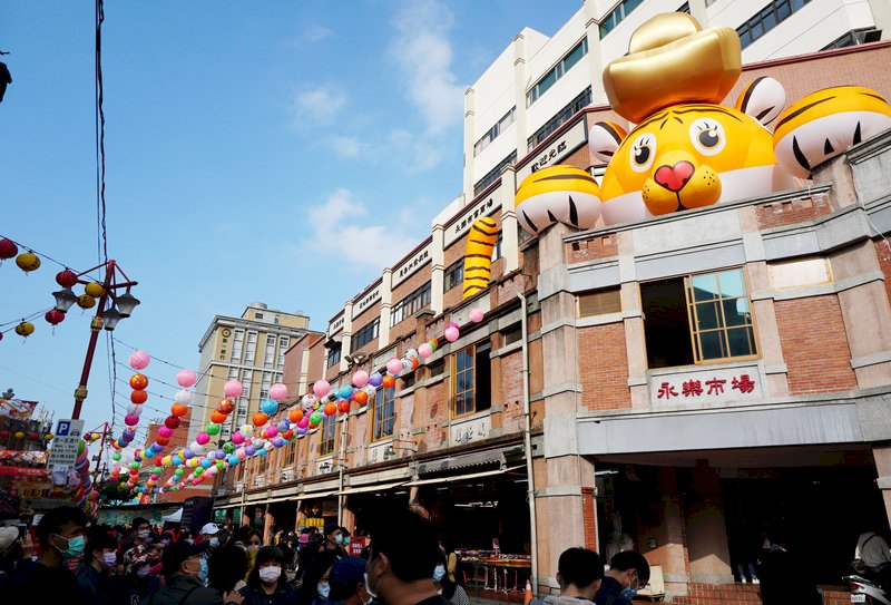 Neujahrsstimmung auf dem Neujahrsmarkt in der Dihua Straße in Taipei (Foto: CNA)