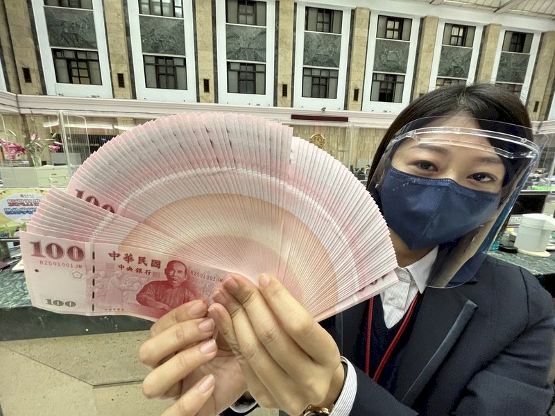 Bei der Bank of Taiwan kann man alte Geldscheine in neue Geldscheine umtauschen. Diese werden zum Neujahrsfest in roten Umschlägen verschenkt. (Foto: CNA).