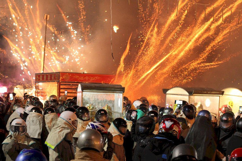 Das 'Bienenschwarmfeuerwerk' in Yanshui in Tainan am Laternenfest (Foto: CNA)