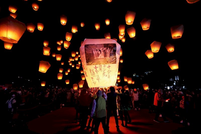Am Laternenfest steigen in Pingxi Himmelslaternen in den Himmel (Foto: CNA)