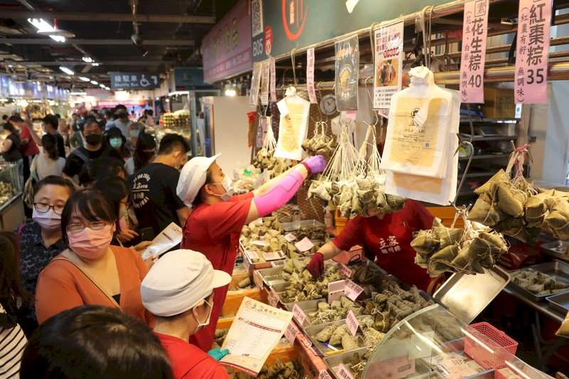 Großes Angebot an verschiedenen Zongzi im Nanmen Markt in Taipei zum Drachenbootfest (Foto: CNA)