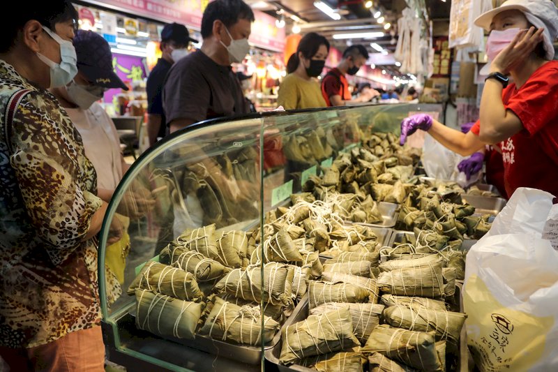 Großes Angebot an verschiedenen Zongzi im Nanmen Markt in Taipei zum Drachenbootfest (Foto: CNA)