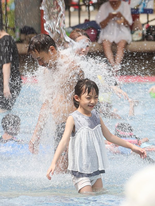 Sommertag im Wasserpark in Taipei (Foto: CNA)