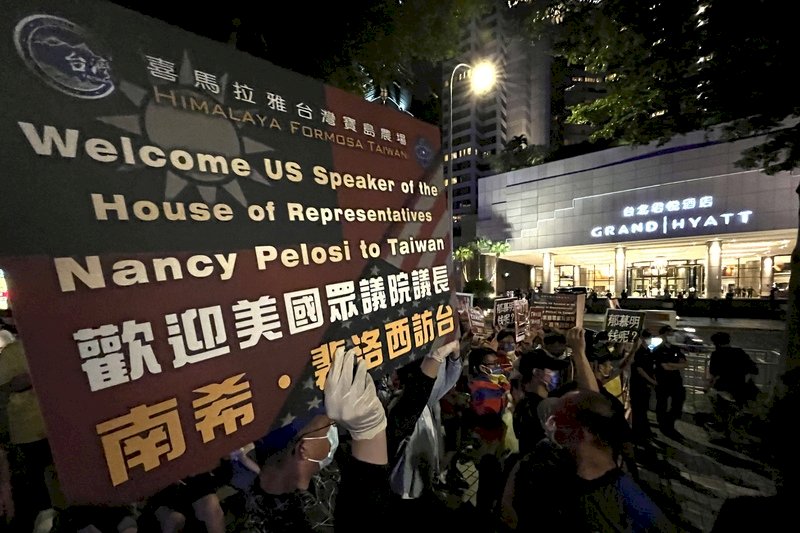 Viele Menschen versammeln sich vor dem Grand Hyatt in Taipei, um Nancy Pelosi zu begrüßen (Foto: CNA)
