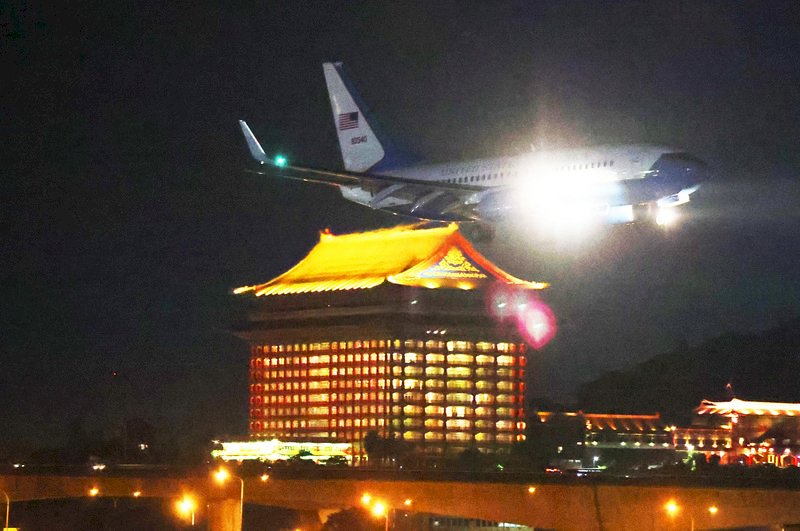Das Flugzeug mit Nancy Pelosi und ihrer Delegation an Bord beim Landeanflug zum Songshan Flughafen (Foto: CNA)