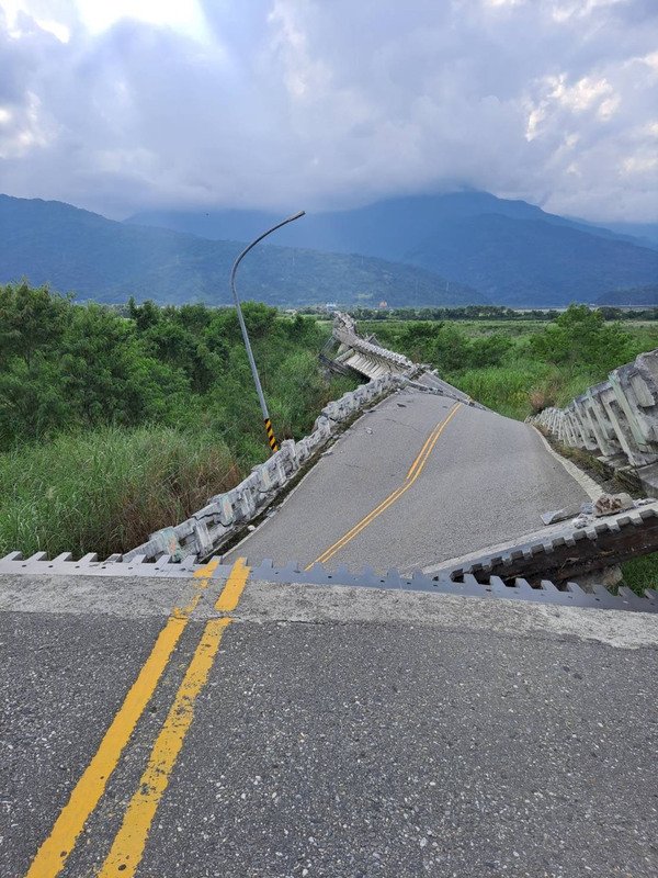 Erdbeben in Osttaiwan: Eingestürzte Brücke im Landkreis Hualien (Foto: CNA) Erdbeben in Osttaiwan: Eingestürzte Brücke im Landkreis Hualien (Foto: CNA)