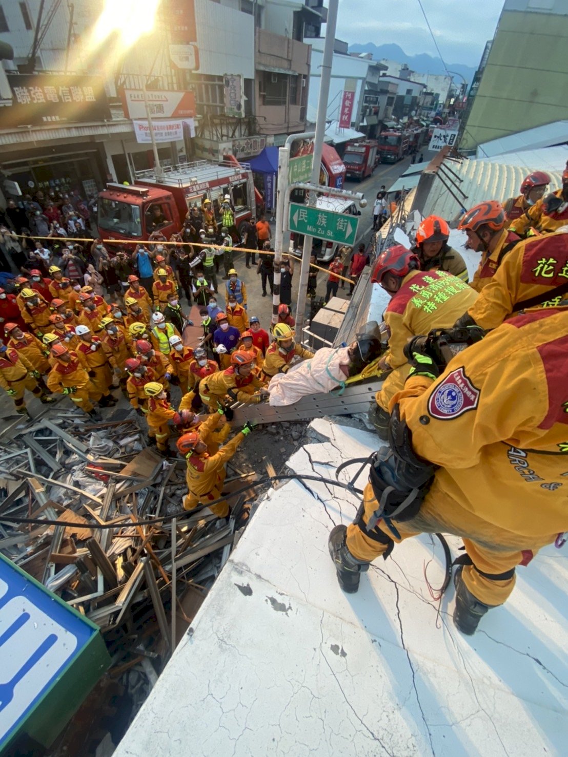Rettungskräfte bergen Menschen aus dem eingestürzten Gebäude (Foto: Zentrum für Katastrophenschutz)
