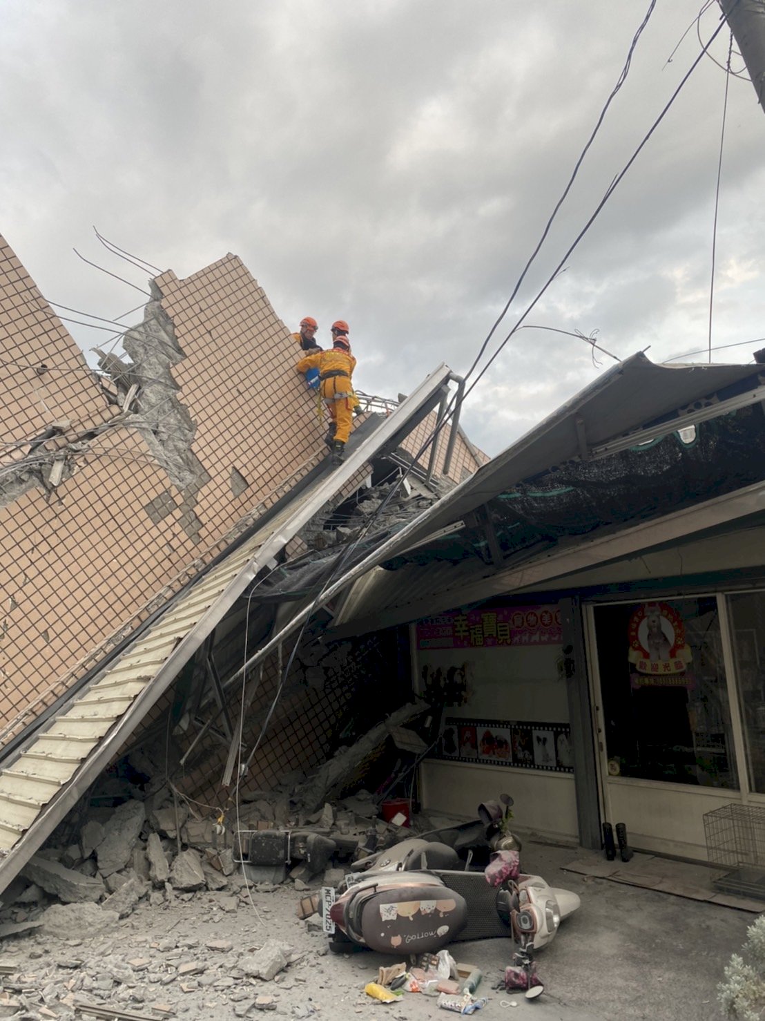 Rettungskräfte haben alle vier Menschen aus dem eingestürzten Gebäude geborgen (Foto: Zentrum für Katastrophenschutz)