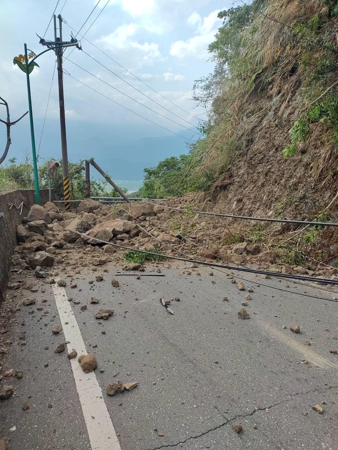Erdbeben in Osttaiwan verursachen Steinschläge und Schäden an Straßen Erdbeben in Osttaiwan verursachen Steinschläge und Schäden an Straßen