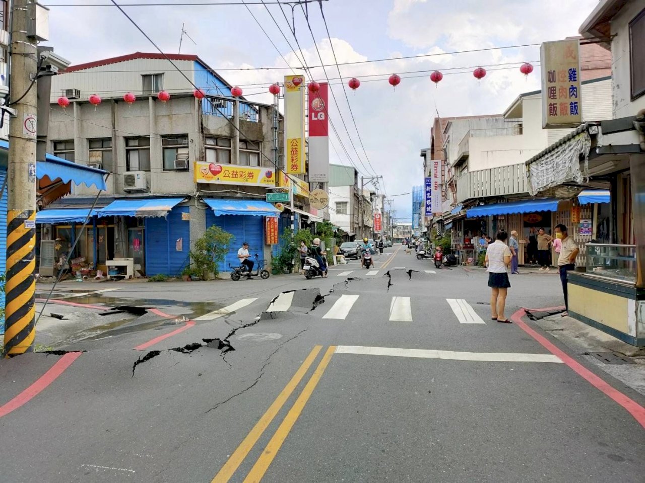 Erdbeben in Osttaiwan: Straßenschäden und geborstene Wasserleitungen im Gebiet Hualien Erdbeben in Osttaiwan: Straßenschäden und geborstene Wasserleitungen im Gebiet Hualien