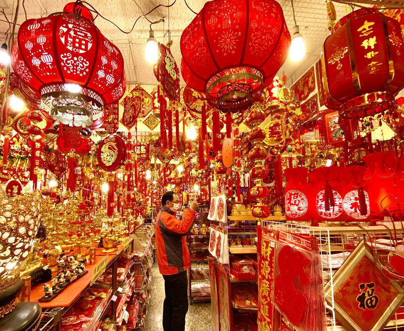 Ein Meer von Rot und Gold: Geschäft mit Neujahrsdekorationen (Foto: CNA)