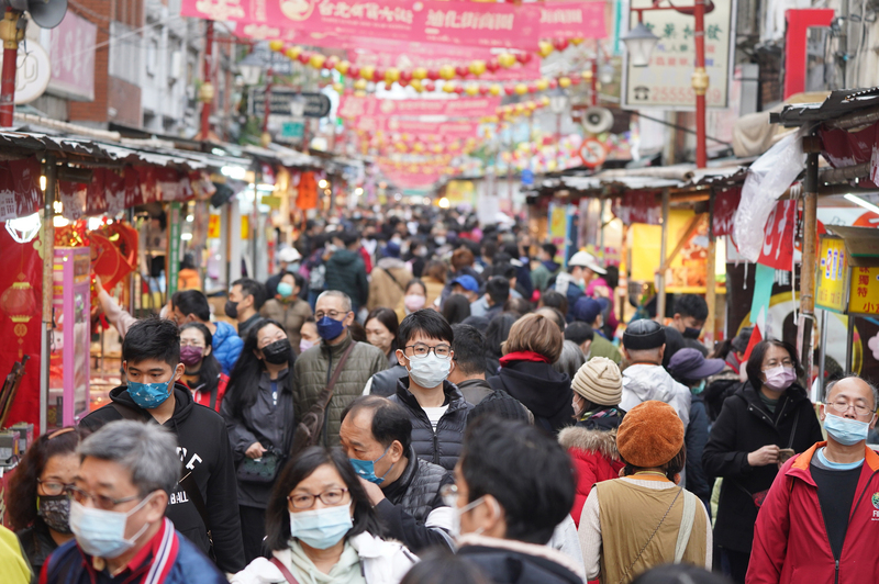 Auf dem Neujahrsmarkt in der Dihua Straße herrscht kurz vor dem Neujahrsfest großer Andrang (Foto: CNA)