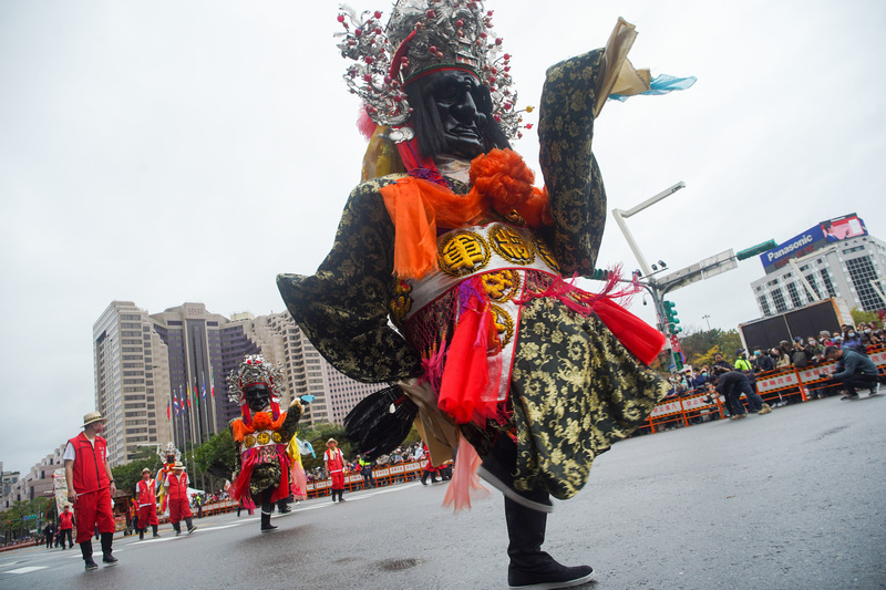 Zum offiziellen Auftakt des 'Taiwan Laternenfestes 2023' in Taipei fand am Nachmittag ein Umzug statt. Der Umzug wurde von der Ling-An Association angeführt. (Foto: CNA) Zum offiziellen Auftakt des 'Taiwan Laternenfestes 2023' in Taipei fand am Nachmittag ein Umzug statt. Der Umzug wurde von der Ling-An Association angeführt. (Foto: CNA)