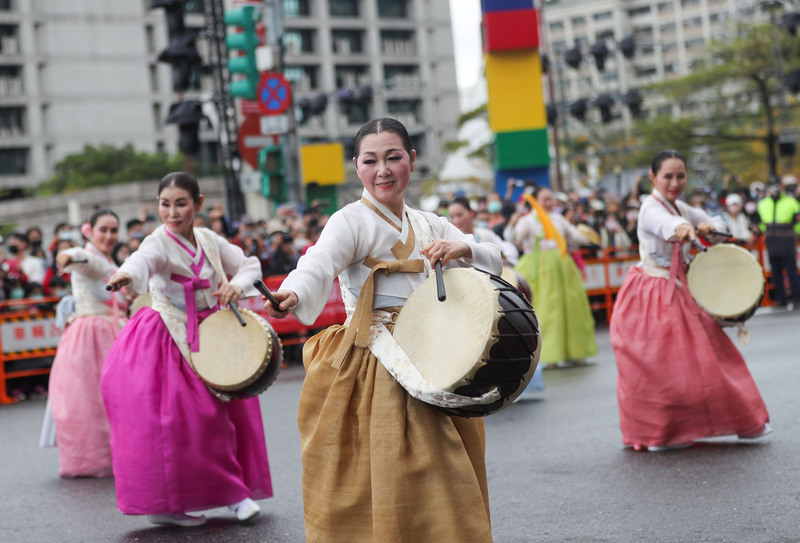 Zum offiziellen Auftakt des 'Taiwan Laternenfestes 2023' in Taipei fand am Nachmittag ein Umzug statt. Auch eine Gruppe aus Korea war dabei. (Foto: CNA) Zum offiziellen Auftakt des 'Taiwan Laternenfestes 2023' in Taipei fand am Nachmittag ein Umzug statt. Auch eine Gruppe aus Korea war dabei. (Foto: CNA)