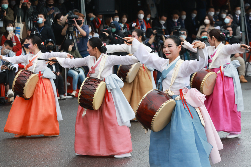 Zum offiziellen Auftakt des 'Taiwan Laternenfestes 2023' in Taipei fand am Nachmittag ein Umzug statt. Auch eine Gruppe aus Korea war dabei. (Foto: CNA) Zum offiziellen Auftakt des 'Taiwan Laternenfestes 2023' in Taipei fand am Nachmittag ein Umzug statt. Auch eine Gruppe aus Korea war dabei. (Foto: CNA)