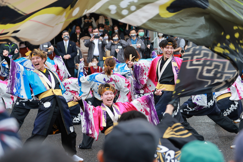 Zum offiziellen Auftakt des 'Taiwan Laternenfestes 2023' in Taipei fand am Nachmittag ein Umzug statt. Auch Yosakoi-Gruppen aus Japan haben am Umzug teilgenommen - wie hier die Yosakoi-Gruppe des Hokkaido Automotive Engineering College (Foto: CNA) Zum offiziellen Auftakt des 'Taiwan Laternenfestes 2023' in Taipei fand am Nachmittag ein Umzug statt. Auch Yosakoi-Gruppen aus Japan haben am Umzug teilgenommen - wie hier die Yosakoi-Gruppe des Hokkaido Automotive Engineering College (Foto: CNA)