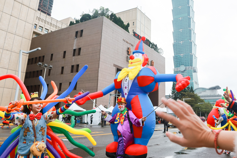 Zum offiziellen Auftakt des 'Taiwan Laternenfestes 2023' in Taipei fand am Nachmittag ein Umzug statt. (Foto: CNA) Zum offiziellen Auftakt des 'Taiwan Laternenfestes 2023' in Taipei fand am Nachmittag ein Umzug statt. (Foto: CNA)