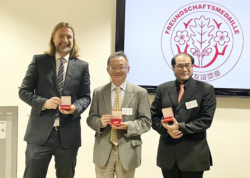 Das Deutsche Institut Taipei vergibt drei Freundschaftsmedaillen