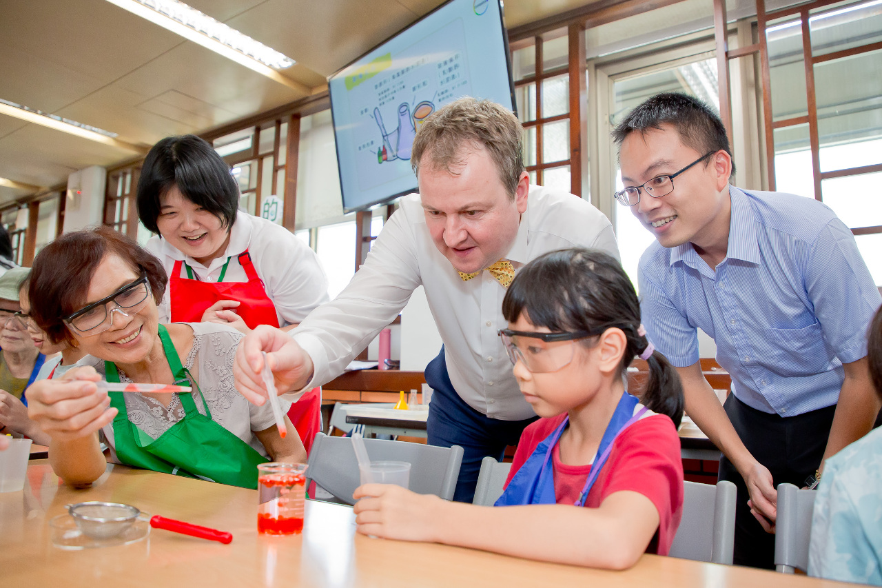 Covestros Großeltern-Enkelkind-Wissenschaftscamp