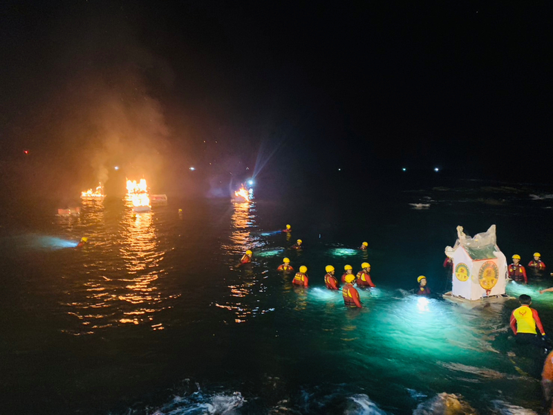 Geisterfest in Keelung: In der nordtaiwanischen Hafenstadt Keelung werden in der Mitte des Geisterfestes brennende Modelle von Schiffen ins Meer gesetzt (Foto: CNA) Geisterfest in Keelung: In der nordtaiwanischen Hafenstadt Keelung werden in der Mitte des Geisterfestes brennende Modelle von Schiffen ins Meer gesetzt (Foto: CNA)
