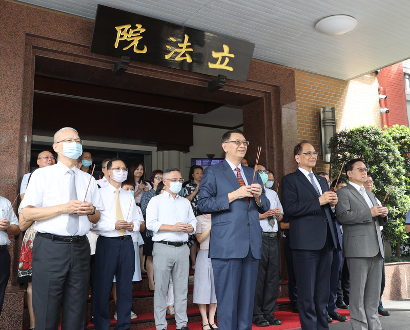 Auch im Parlament wird in der MItte des Geistermonats, zu Zhongyuan, den Geistern der Verstorbenen, den 'guten Brüdern und Schwestern' gedacht und Opfergraben dargebracht (Foto: CNA) Auch im Parlament wird in der MItte des Geistermonats, zu Zhongyuan, den Geistern der Verstorbenen, den 'guten Brüdern und Schwestern' gedacht und Opfergraben dargebracht (Foto: CNA)