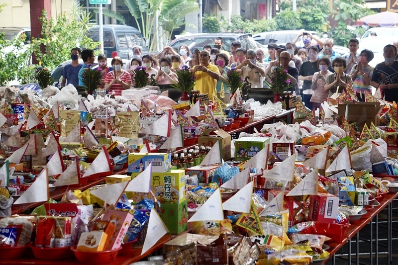Geisterfest: In der Mitte des Geistermonats wird den Geistern des Verstorbenen, den 'guten Brüdern und Schwestern' Opfergaben dargebracht (Foto: CNA) Geisterfest: In der Mitte des Geistermonats wird den Geistern des Verstorbenen, den 'guten Brüdern und Schwestern' Opfergaben dargebracht (Foto: CNA)
