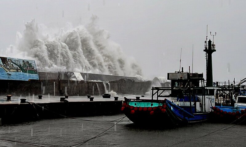 Hohe Wellen an der Ostküste durch Taifun Kong-rey (Foto: CNA) Hohe Wellen an der Ostküste durch Taifun Kong-rey (Foto: CNA)