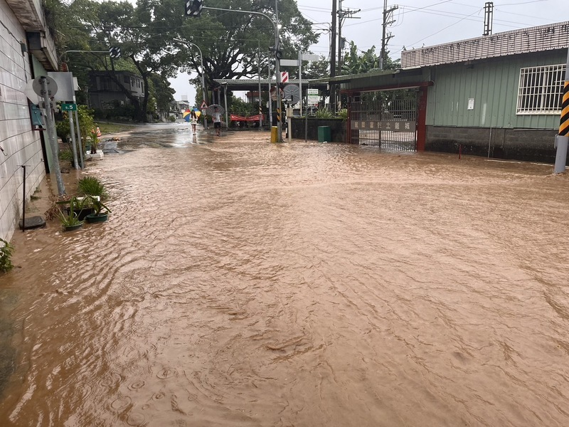 Taifun Kong-rey verursacht Überschwemmungen in bergigen Gebieten im Landkreis Hualien in Osttaiwan (Foto: CNA) Taifun Kong-rey verursacht Überschwemmungen in bergigen Gebieten im Landkreis Hualien in Osttaiwan (Foto: CNA)