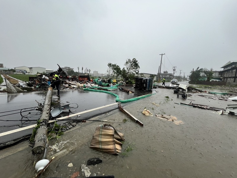 Taifun Kong-rey verursacht Schäden: hier ein umgestürzter Strommast in Hualien in Osttaiwan (Foto: CNA) Taifun Kong-rey verursacht Schäden: hier ein umgestürzter Strommast in Hualien in Osttaiwan (Foto: CNA)